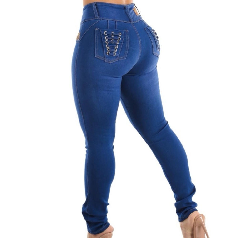 Levanta Cola Colombian Jeans with Stitching & Gold Grommets on the Back Pockets!